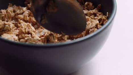 granola de almendras y pasas con leche de avena en cámara lenta