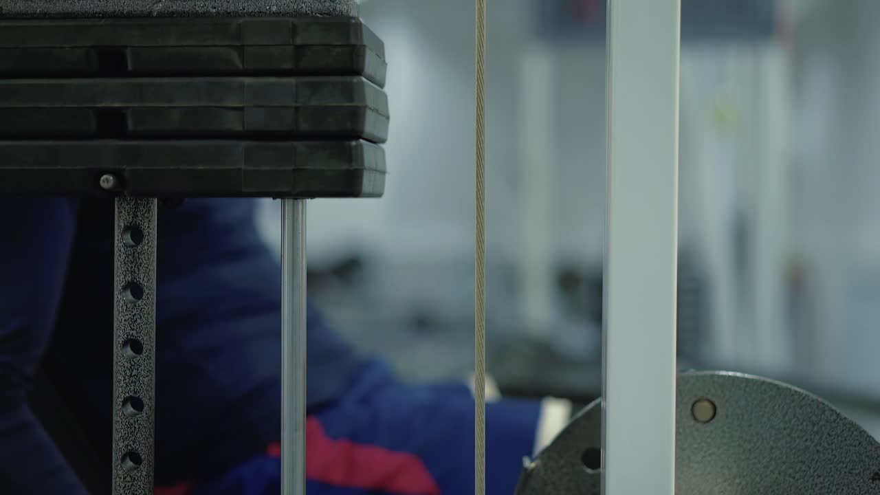 사람 은 다리 근육 을 강화 하기 위한 운동 을 한다 2