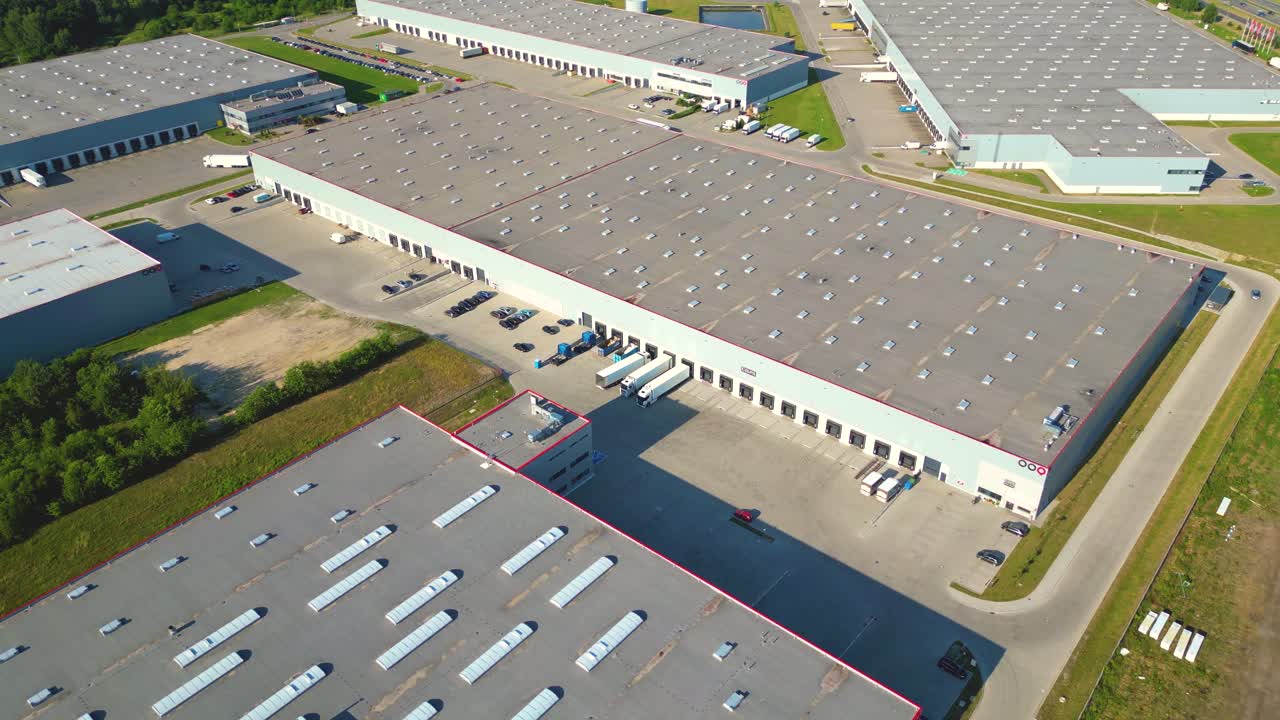 Veduta aerea di magazzini o stabilimenti industriali o centri logistici dall'alto