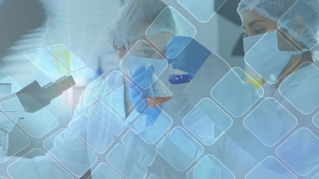 Dos técnicos de laboratorio levantando y comparando fluidos naranja-azules con un microscopio para análisis, con una cuadrícula superpuesta en las manos.
