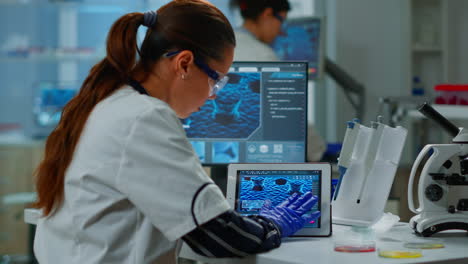 científico que usa una tableta digital trabajando en un moderno laboratorio de investigación médica