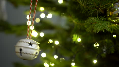 Swinging-Christmas-bulb