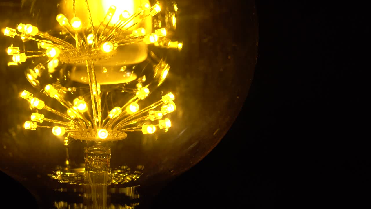 ideas brillantes invención de bombilla o concepto de idea. símbolo de idea. la luz se enciende sobre un fondo negro