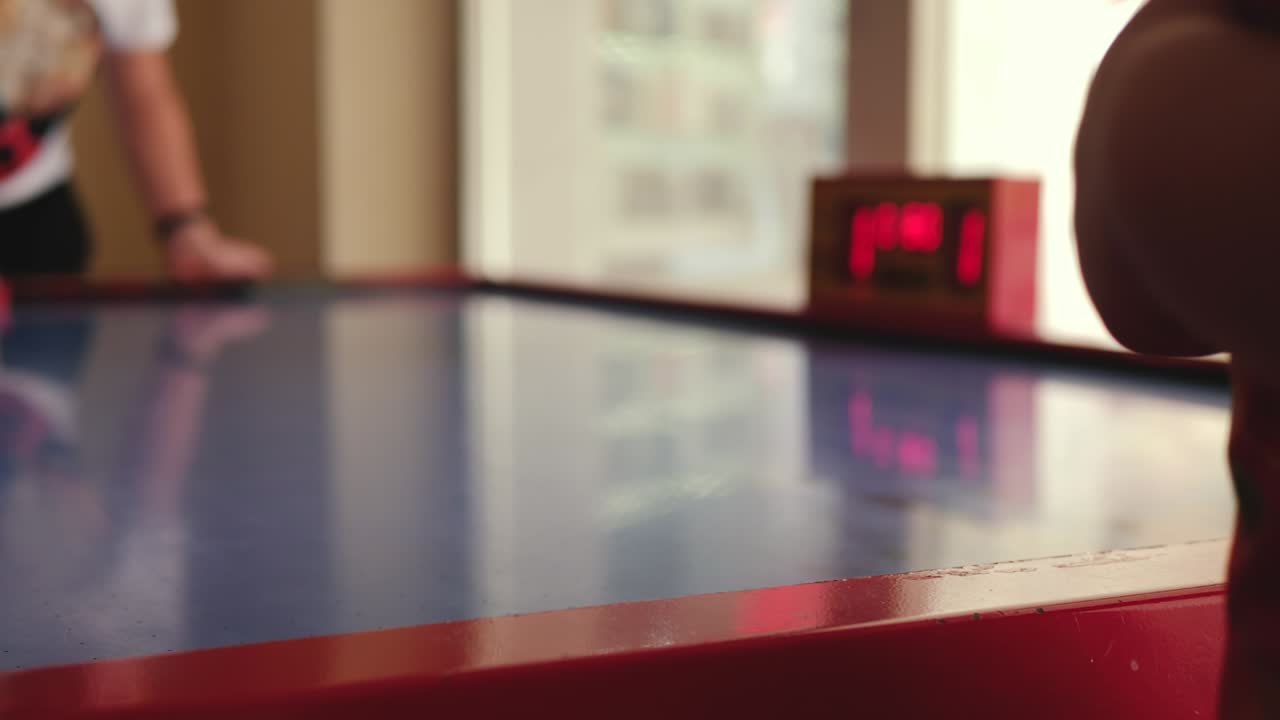 играя в воздушный хоккей