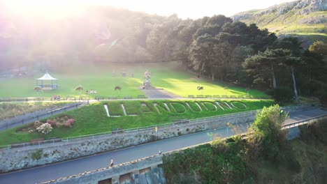 Vuelo-De-Drones-Sobre-La-Hierba-Llandudno-Firmar-En-Los-Jardines-Del-Valle-Feliz