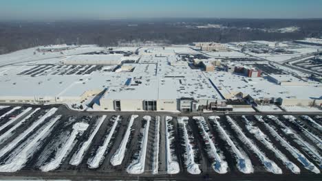 Una-Toma-Aérea-Del-Nilo-Ohio-Eastwood-Que-Está-Cubierto-De-Nieve-En-Invierno