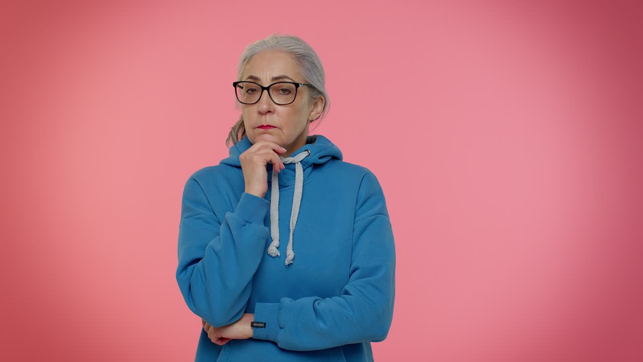 inspirada madura vieja abuela mujer señalando con el dedo hacia arriba mostrando gesto eureka, buena idea, plan creativo