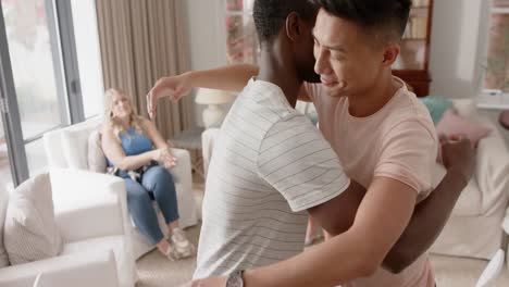 amigos diversos hablando y abrazándose en terapia de grupo, cámara lenta