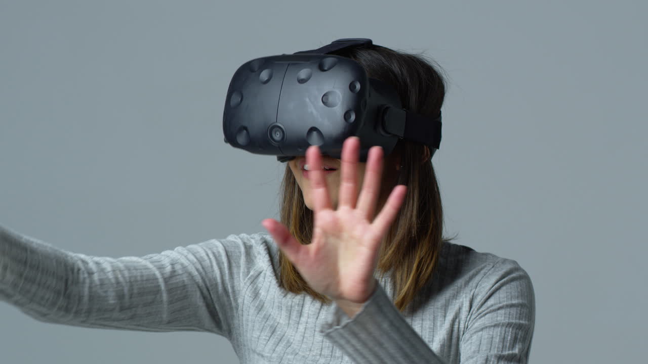 mujer con auriculares de realidad virtual en un estudio filmado en r3d