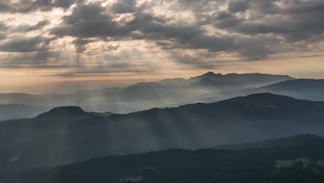 Increíble-Lapso-De-Tiempo:-El-Amanecer-Pinta-El-Paisaje-Montañoso-Con-Rayos-De-Sol-Danzantes,-Creando-Un-Espectáculo-Impresionante-Y-Sereno