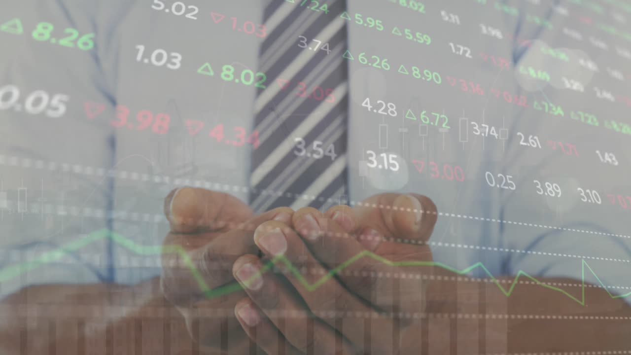 animación del procesamiento de datos del mercado de valores en la sección media del hombre de negocios con manos cubiertas