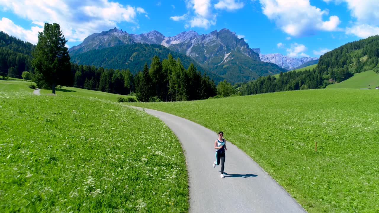 야외에서 조 ⁇ 하는 여성. 이탈리아 돌로미트 알프스