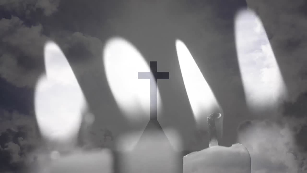 하늘을 향한 기독교 십자가 위에  ⁇ 불을 태우고