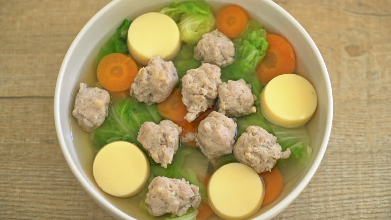 두부와 다진 돼지 고기를 곁들인 수제 양배추 맑은 국