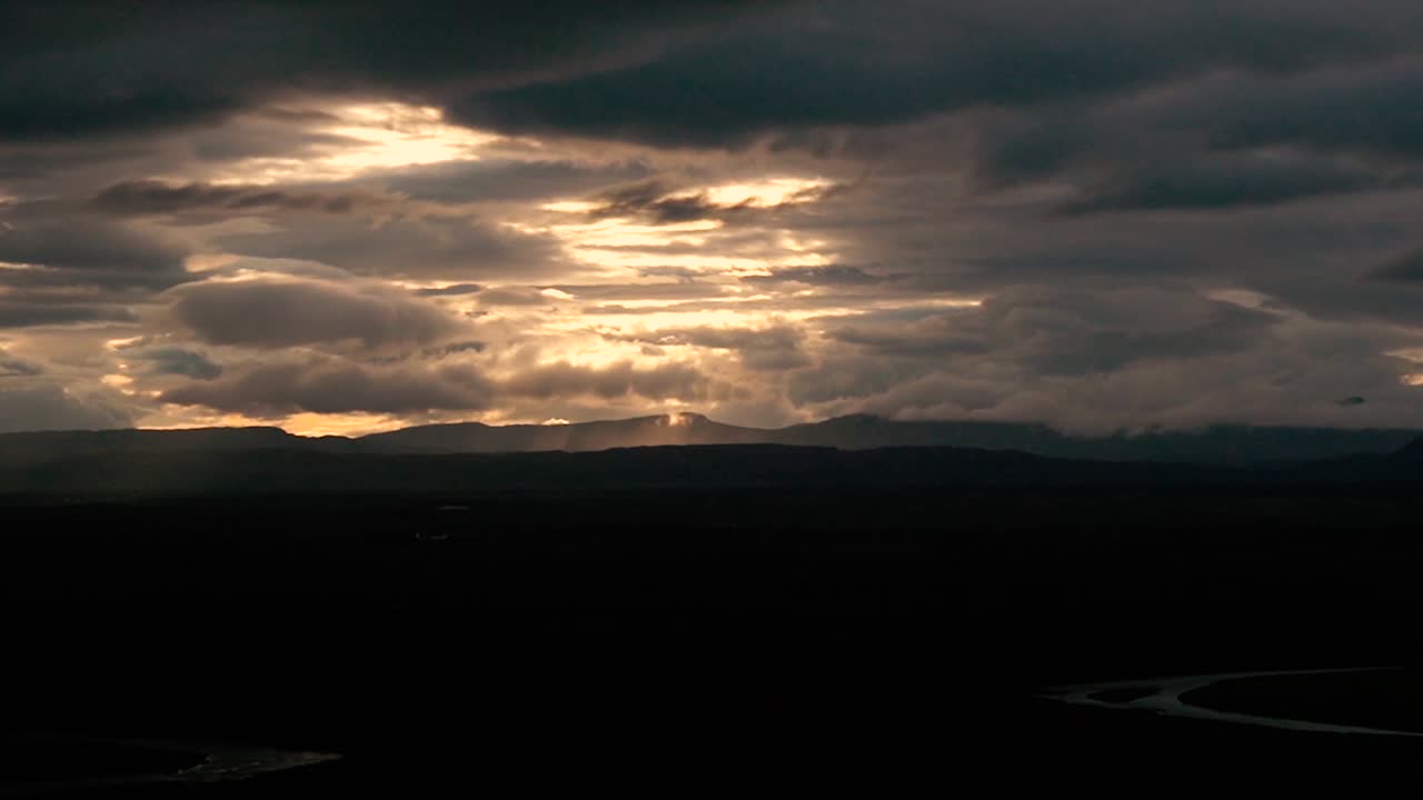 timelapses de locas nubes en movimiento en islandia
