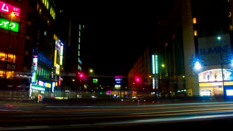 el lapso de la noche en el lado sur de shinjuku obturador lento zoom en
