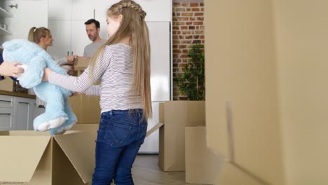 video einer familie mit kindern, die in ein neues zuhause umziehen