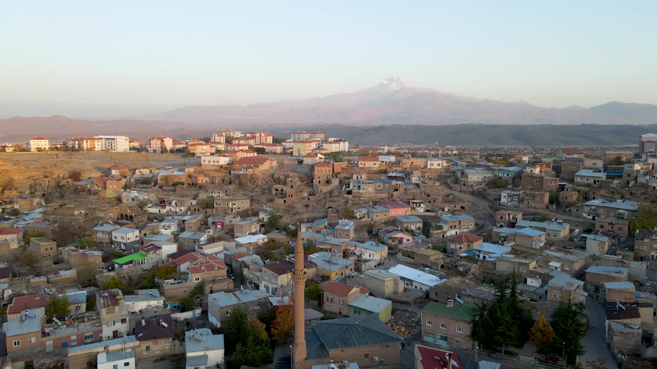 una ciudad musulmana histórica. azan tiempo y minaretes de la mezquita.