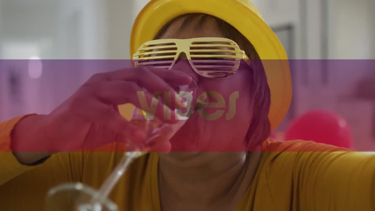 웃는 시니어 두 인종의 여성이 와인을 마시는 좋은 진동의 애니메이션 텍스트