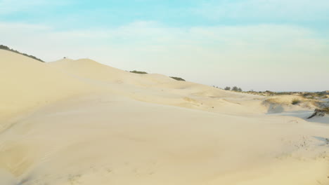 Vista-De-Acción-Aérea-De-Dunas-De-Arena-Al-Atardecer-En-Praia-Da-Joaquina,-Ciudad-De-Florianópolis,-Santa-Catarina,-Brasil