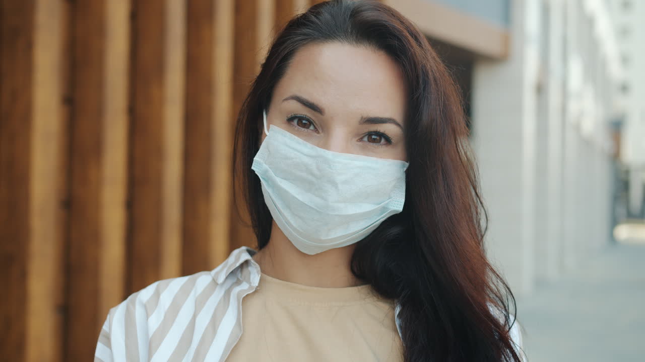 mujer con una máscara facial al aire libre