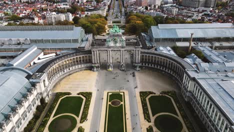 Aerial-hyperlapse-of-Parc-du-Cinquantenaire-in-Brussels,-Belgium