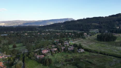 Luftaufnahme-Einer-Gemeinde-Außerhalb-Von-Bogota-Mit-Bäumen-Und-Häusern