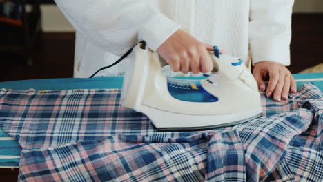 Joven-Mujer-Atractiva,-Planchado-De-Ropa-En-Casa