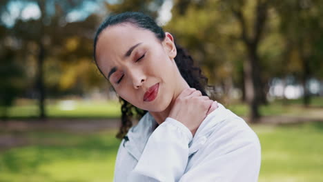 Dolor-De-Cuello,-Lesiones-Y-Mujer-En-El-Parque-Para-Hacer-Ejercicio