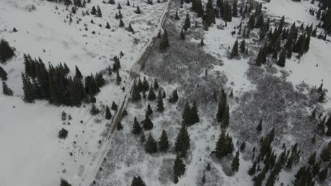 Bei-Sonnenuntergang-Kippt-Man-Von-Einem-Pfad-Entlang-Des-North-Star-Mountain-In-Richtung-Mount-Dilemma