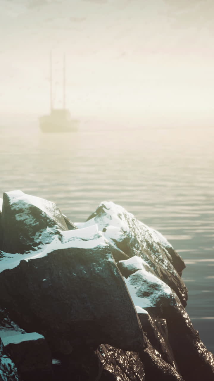 눈 인 바위와 안개 속의 먼 배