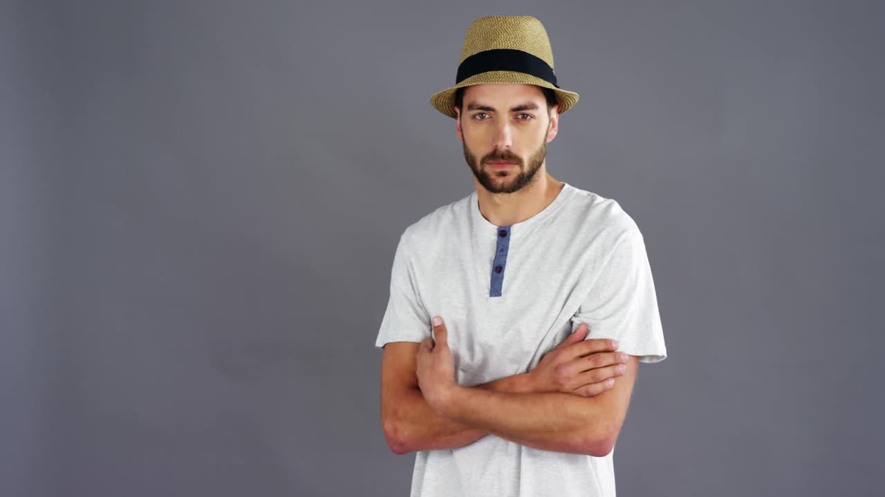 hombre con los brazos cruzados