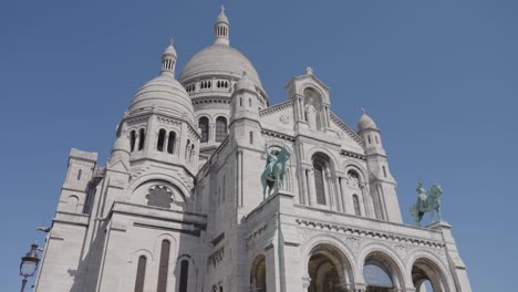Exterior-De-La-Iglesia-Del-Sacre-Coeur-En-París,-Francia,-Filmado-En-Cámara-Lenta-2