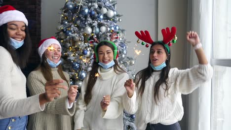 amigos celebrando la navidad con sparkler