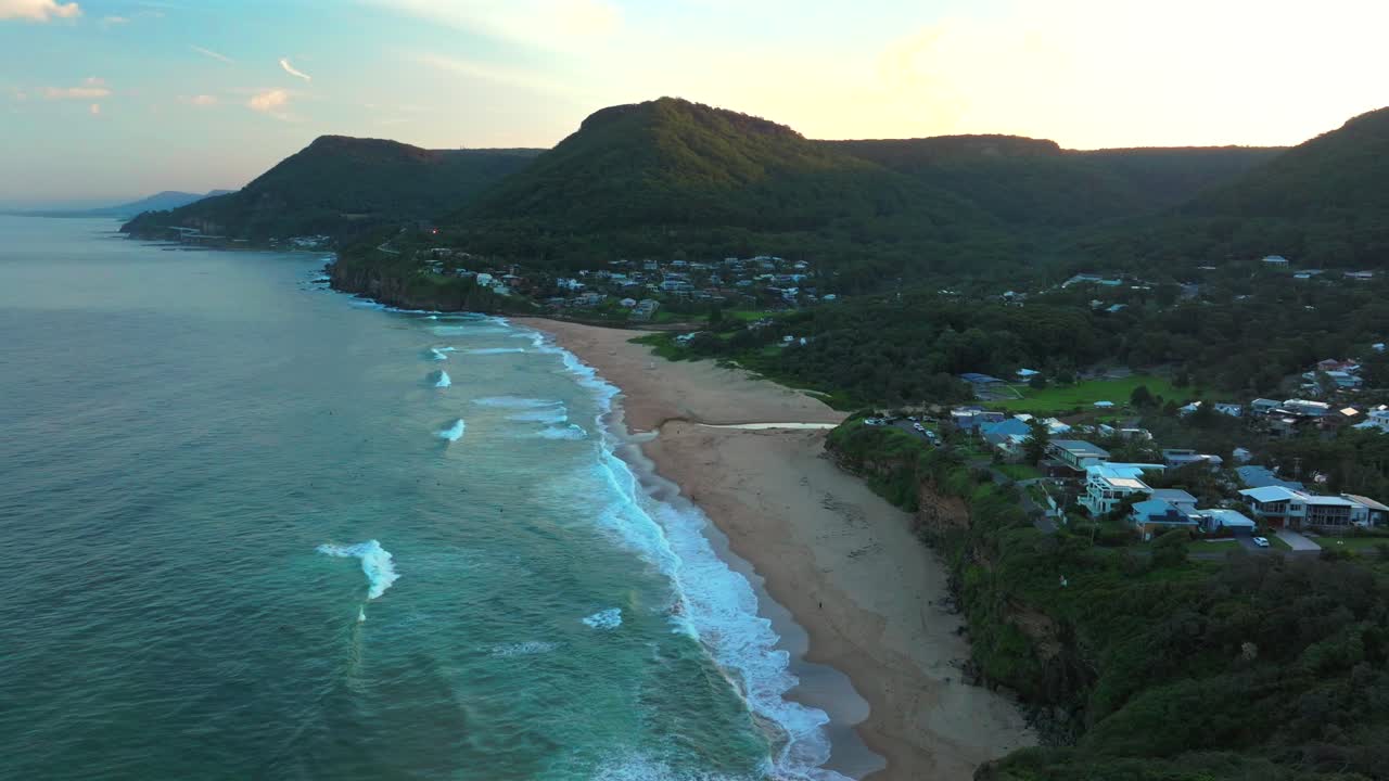 스탠웰 공원 크리크 해수욕장 (stanwell park creek beach) - 오스트레일리아, nsw, 선라이즈 블루 골든 아워 (sunrise blue golden hour), 울롱롱, 시드니, 발드 힐 (bald hill), 사우스 코스트 (south coast), 일라와라 (illawarra), 콜클리프 (coal cliff), 트롤 (throll), 서핑, 파도, 평화