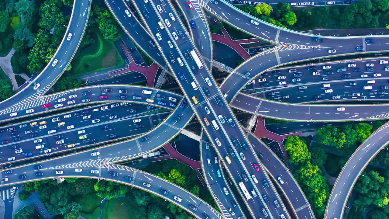 상하이의 시내 고속도로의 공중 사진.