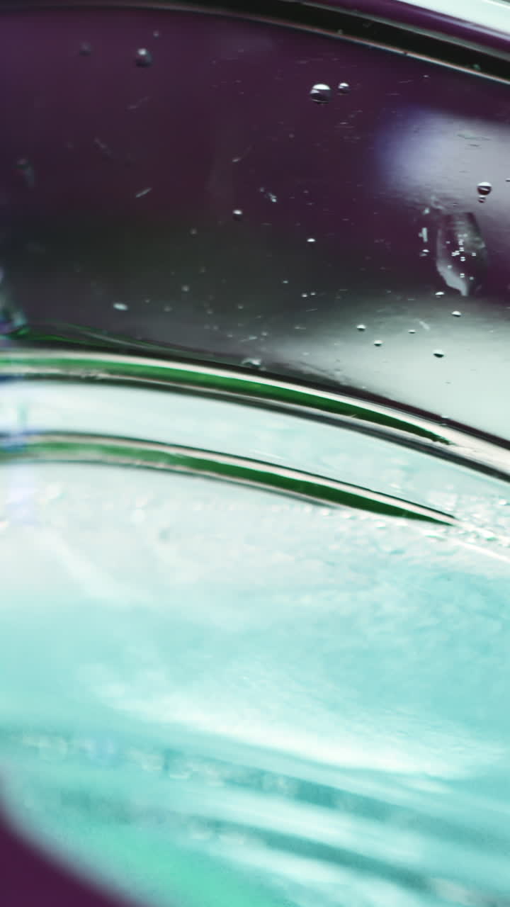 유리 용기 내 액체의 클로즈업