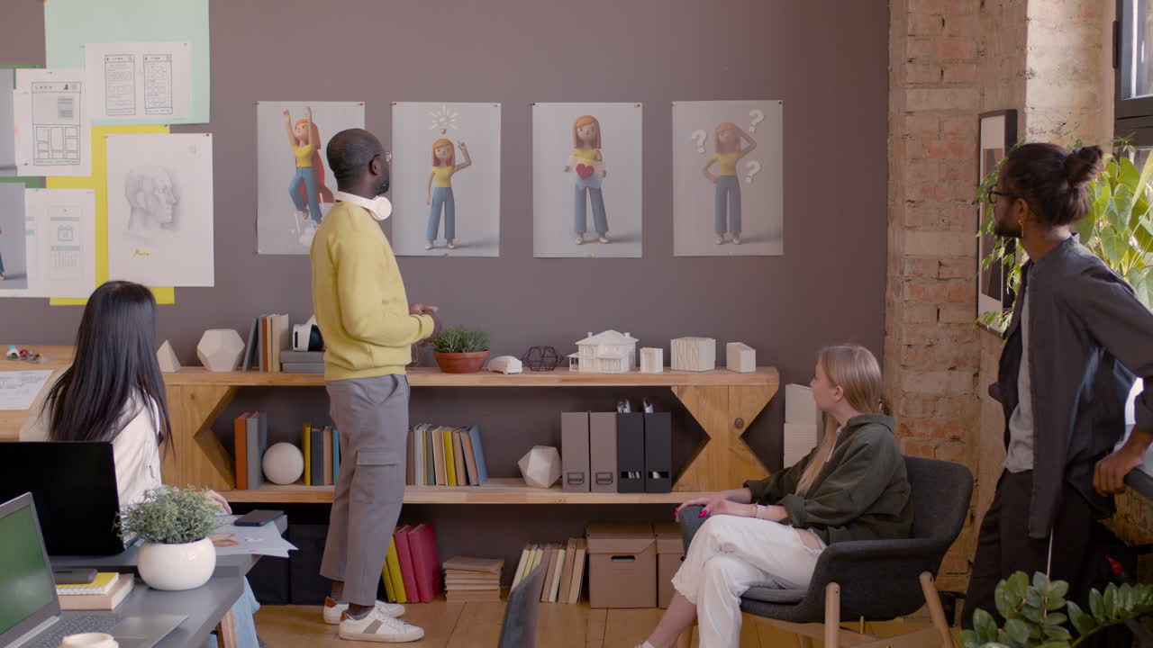 diseñador gráfico explicando proyecto a colegas en un estudio de animación