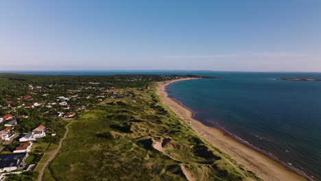 Blauer-Himmel,-Strand-Und-Meer-An-Einem-Sonnigen-Sommertag,-Dolly-Rechts