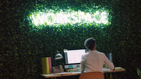 Mujer-De-Negocios-Trabajando-Hasta-Tarde-Escribiendo-Notas-Usando-Computadora-Información-De-Investigación-En-Línea-Planificación-De-Datos-Estrategia-De-Fecha-Límite-Del-Proyecto-En-La-Oficina-Por-La-Noche