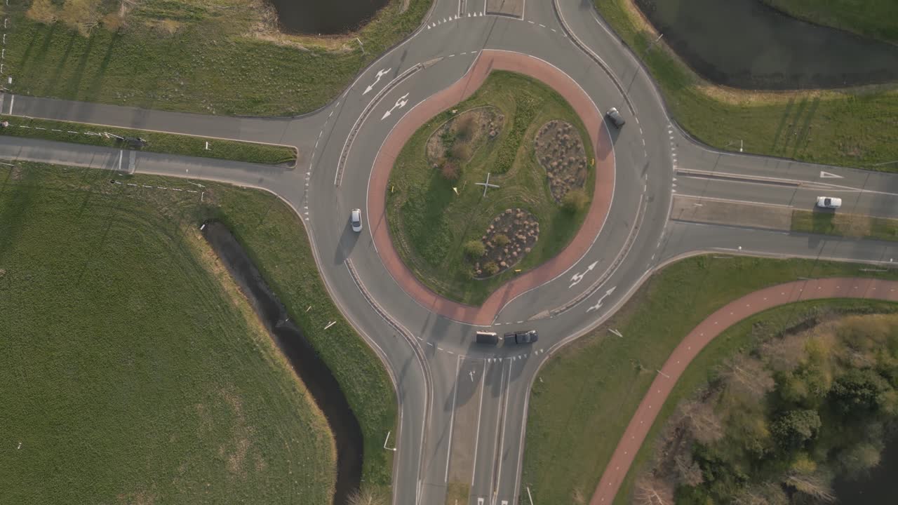 네덜란드 의 교통 원 위 를 날아다니는 공중 촬영