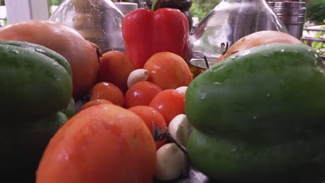 la cámara se mueve hacia atrás entre las verduras de colores en la mesa de la cocina de cerca