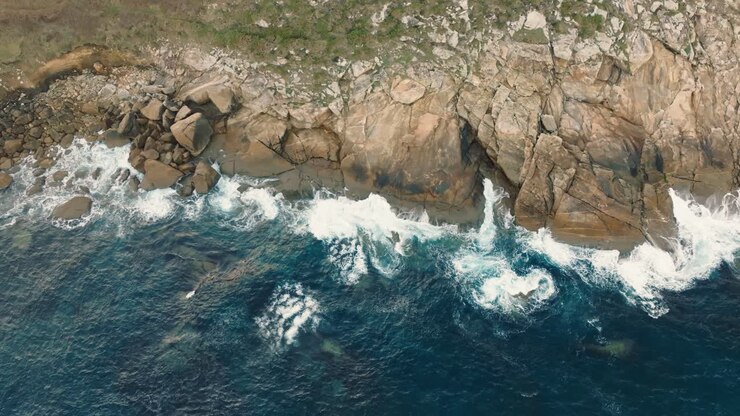 Oceano turchese e scogliere della Penisola di Cabo de San Adrián in Spagna - ripresa aerea
