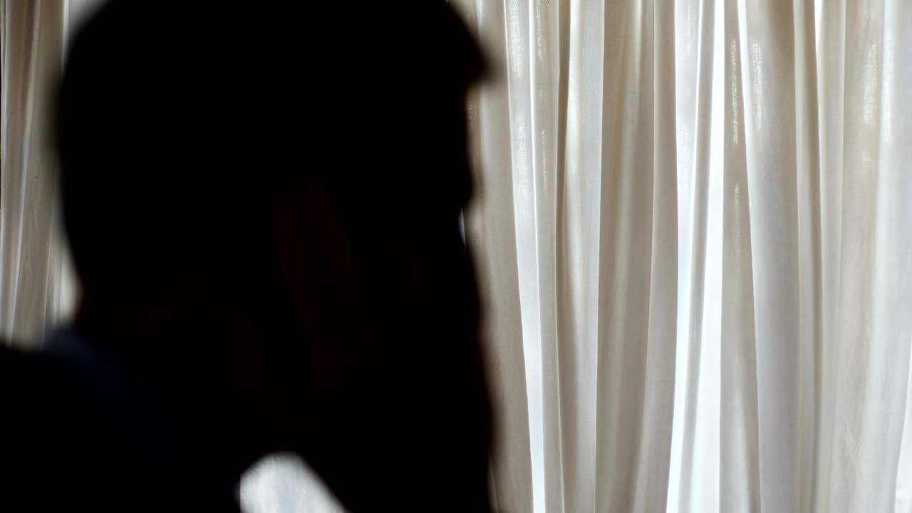 전화 기: 그림자 에서 전화 로 이야기 하는 남자