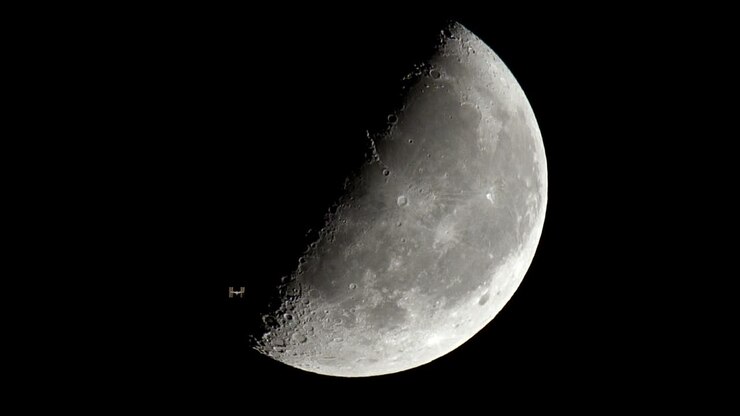 A Estação Espacial Internacional voando com o fundo da lua