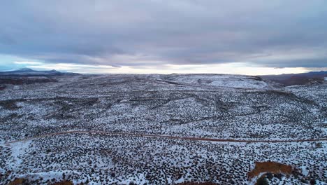 Luftdrohne-Schoss-An-Einem-Bewölkten-Tag-In-Utah-über-Die-Verschneite-Wüste