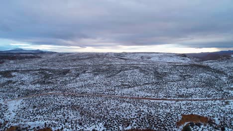 drone aéreo disparó sobre el desierto nevado en un día nublado en utah