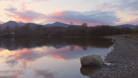 Colorido-Cielo-Reflejándose-En-Las-Aguas-Derwentwater-Al-Atardecer-En-Keswick,-Lake-District,-Cumbria,-Inglaterra