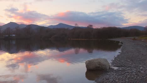 el cielo colorido que se refleja en las aguas derwent agua al atardecer en keswick, lake district, cumbria, inglaterra