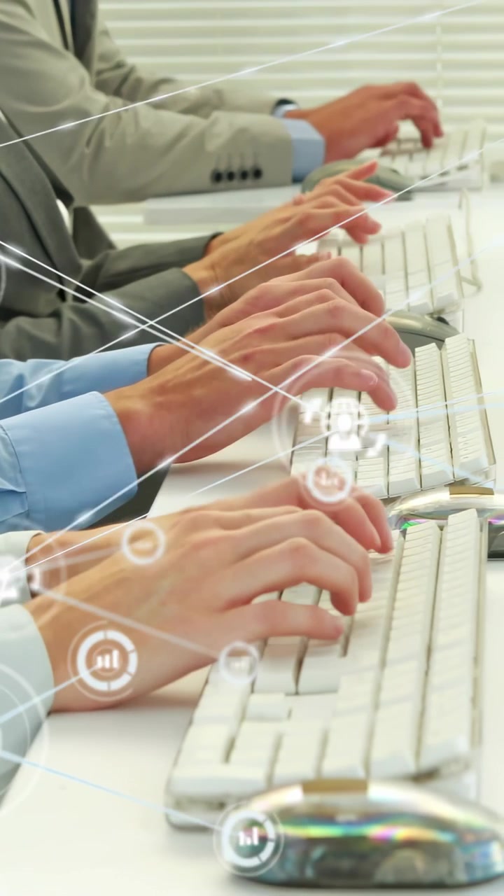 Vídeo vertical: HUD digital se intensificando, mãos movendo-se para as teclas e digitando, mostrando o fluxo da rede